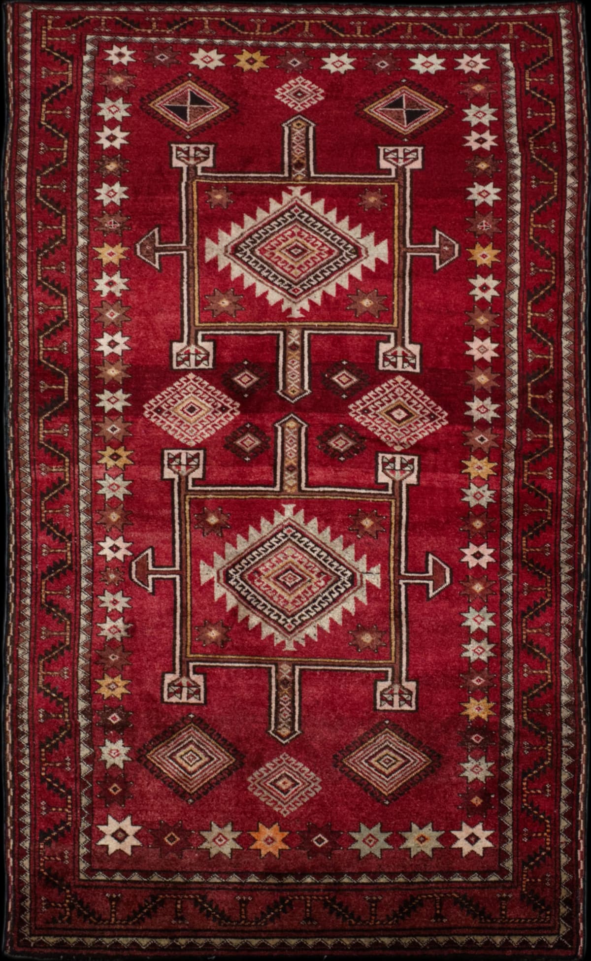 alfombra persa en dimensiones 253 centímetros de largo por 140 centímetros de ancho con colores principalmente rojo