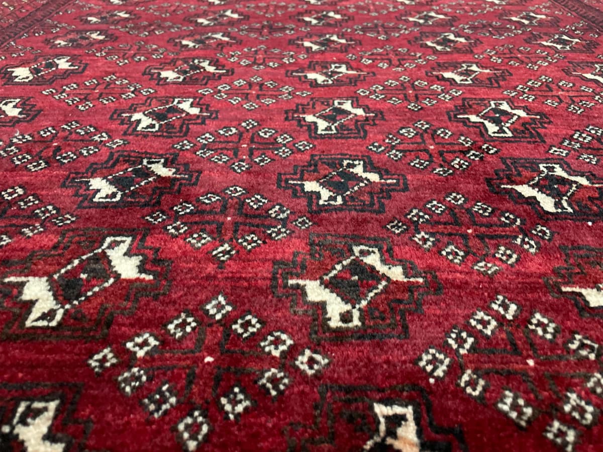 Perserteppich Belutsch, orientalisch, 106x218 cm, überwiegend in Rot — Nahaufnahme der Textur