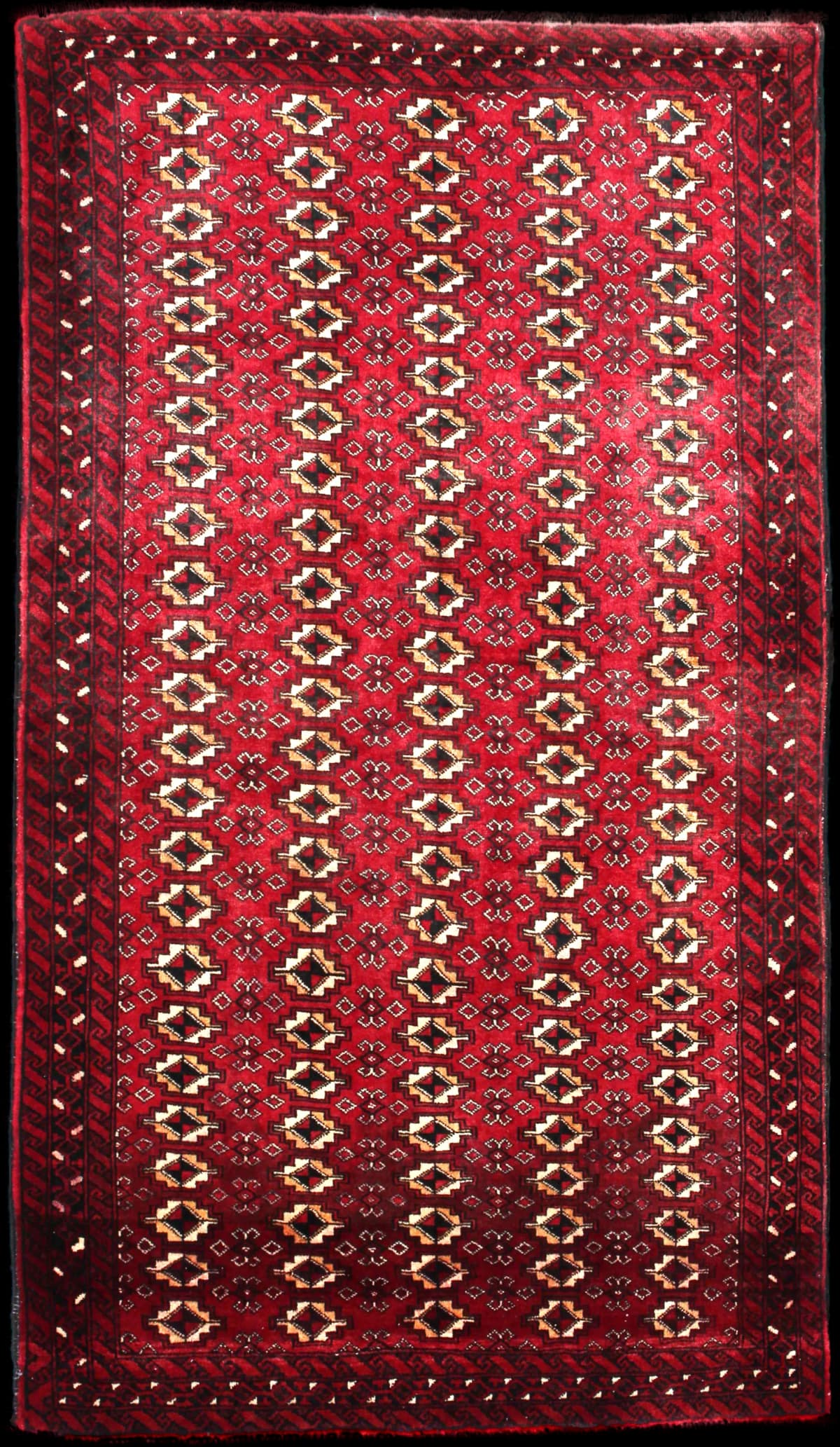 alfombra persa de estilo baluch en dimensiones 204 centímetros de largo por 116 centímetros de ancho con colores principalmente rojo