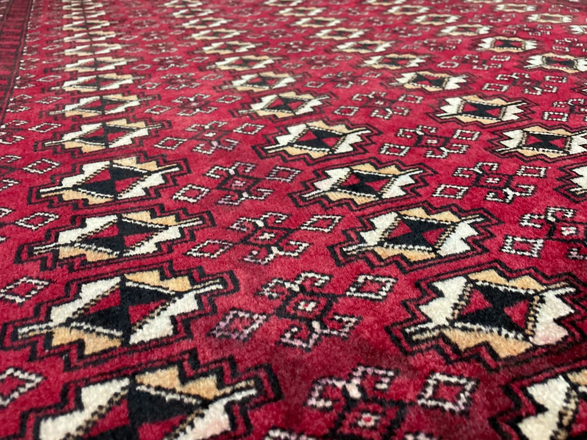 Perserteppich Belutsch, orientalisch, 116x204 cm, überwiegend in Rot — Nahaufnahme der Textur