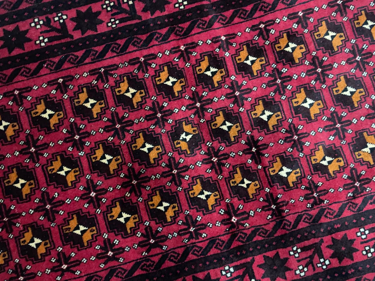 Perserteppich Belutsch, orientalisch, 100x200 cm, überwiegend in Rot — Nahaufnahme der Textur