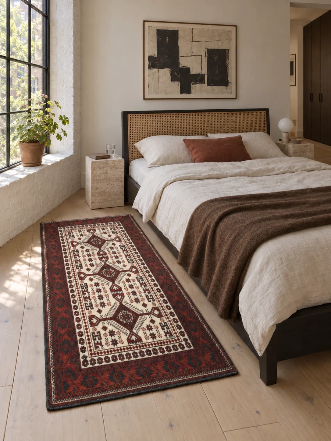 Perserteppich, orientalisch, 97x182 cm, überwiegend in Beige und Rot — Im Raum