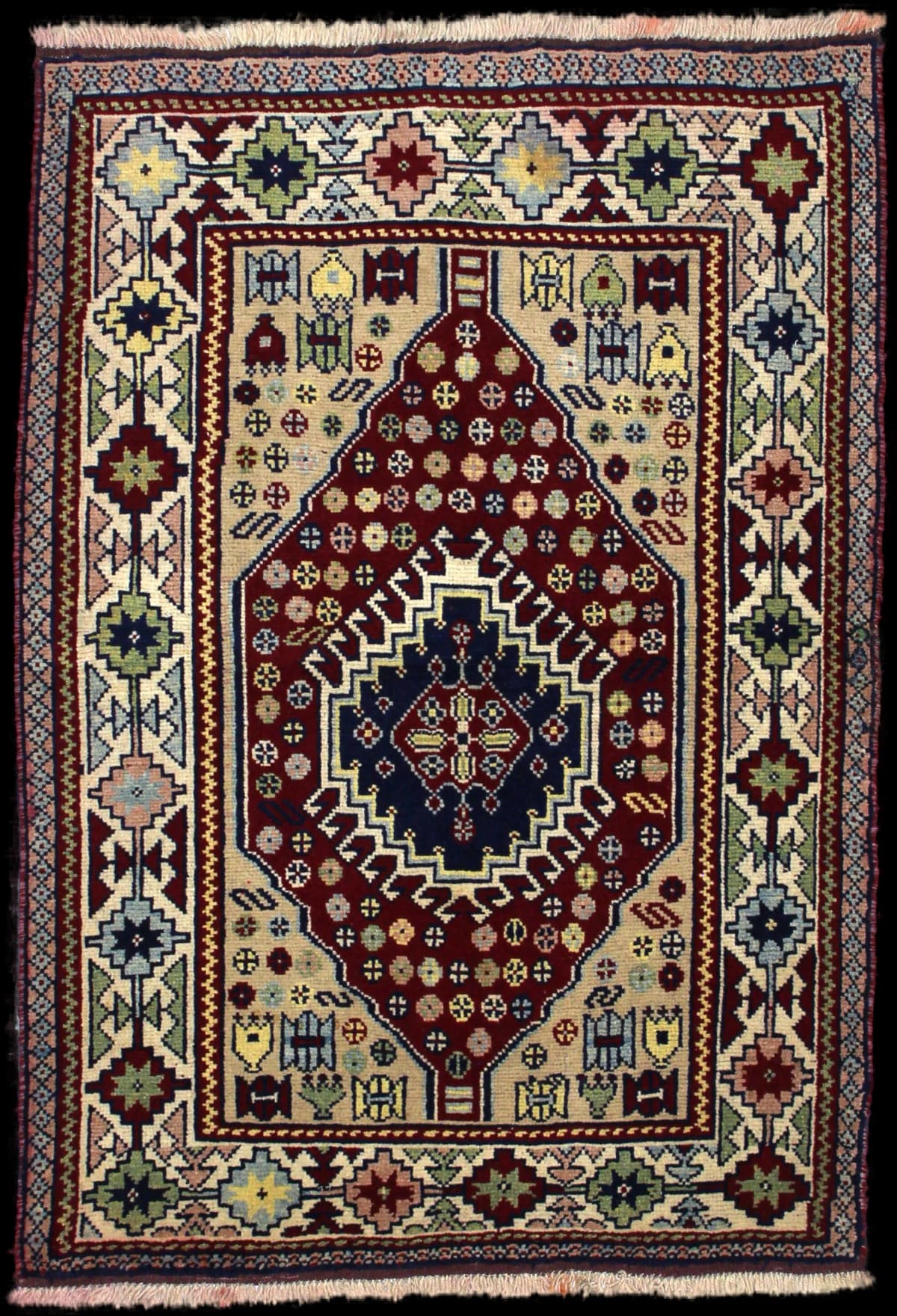alfombra persa de estilo baluch en dimensiones 145 centímetros de largo por 103 centímetros de ancho con colores principalmente beige y rojo