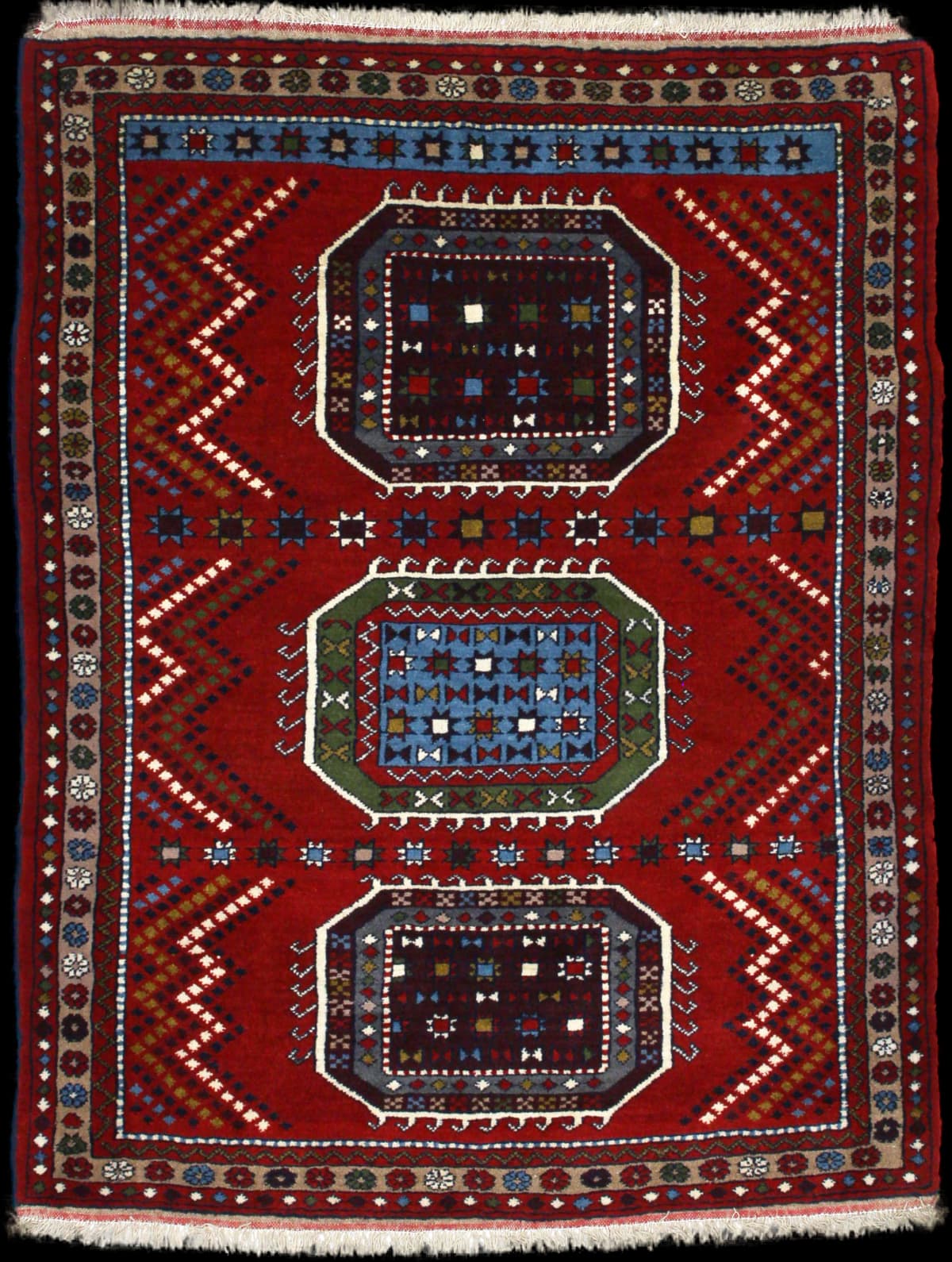 Persian rug of Quchan style in dimensions 165 centimeters length by 130 centimeters width with mainly red colors