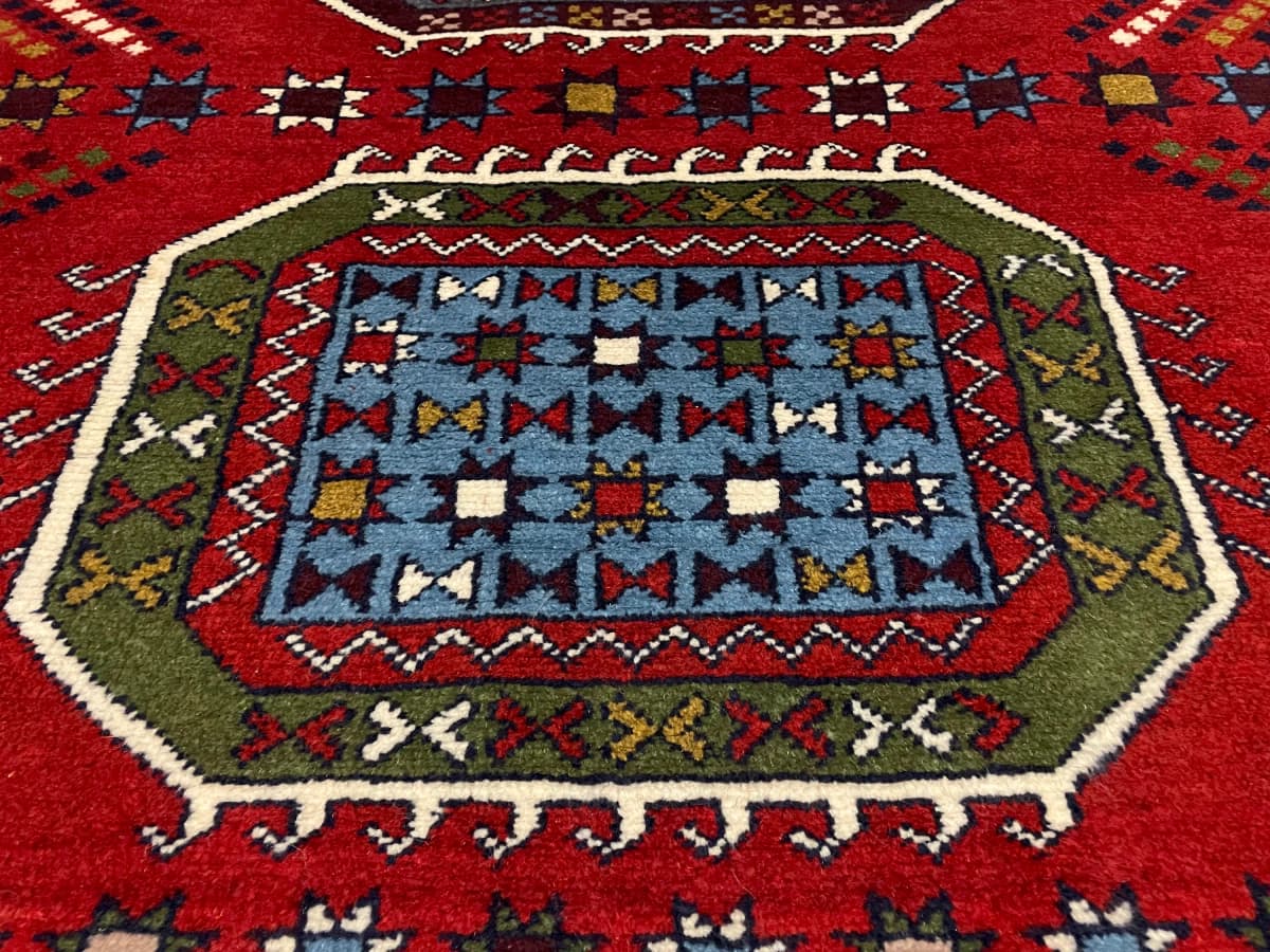 Perserteppich Quchan, orientalisch, 130x165 cm, überwiegend in Rot — Nahaufnahme der Textur