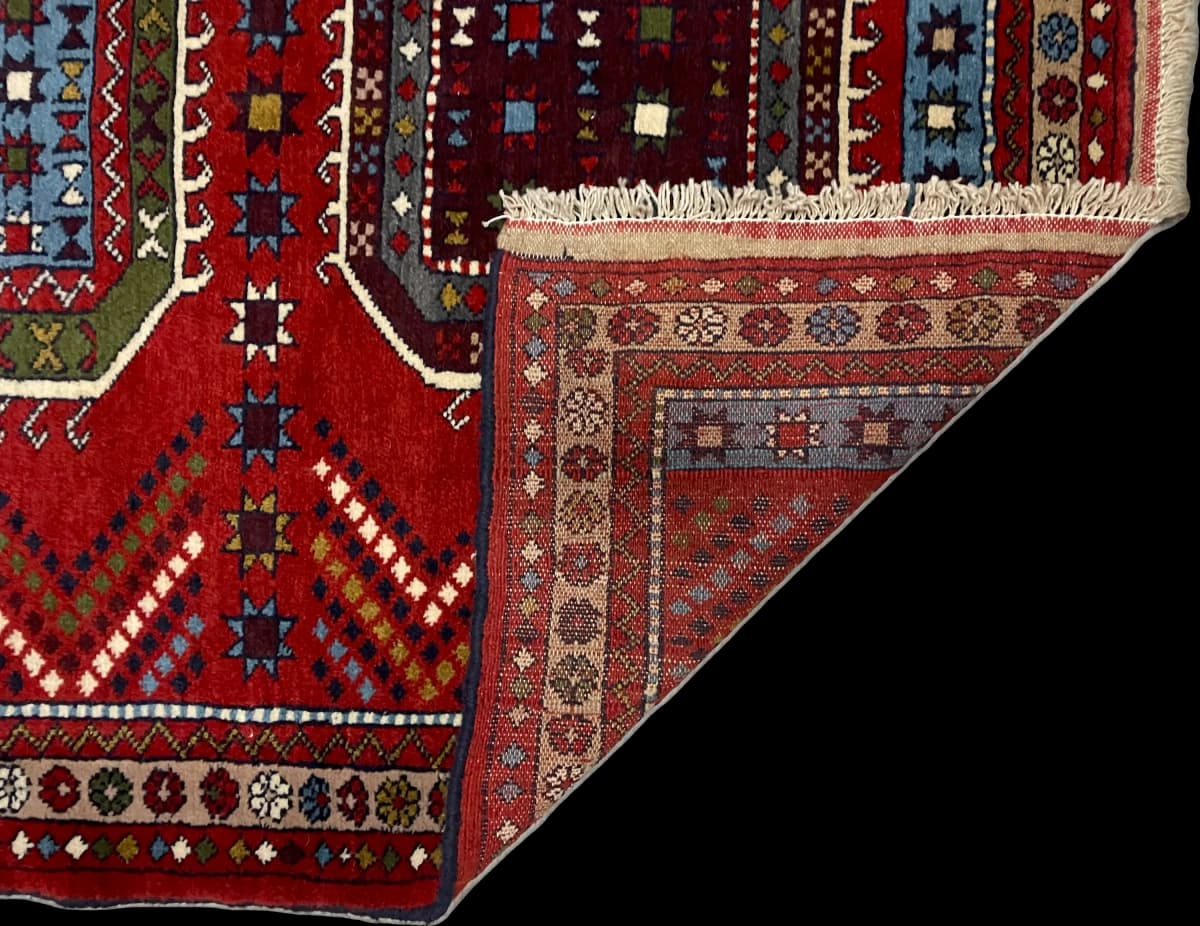 Perserteppich Quchan, orientalisch, 130x165 cm, überwiegend in Rot — Gefaltet