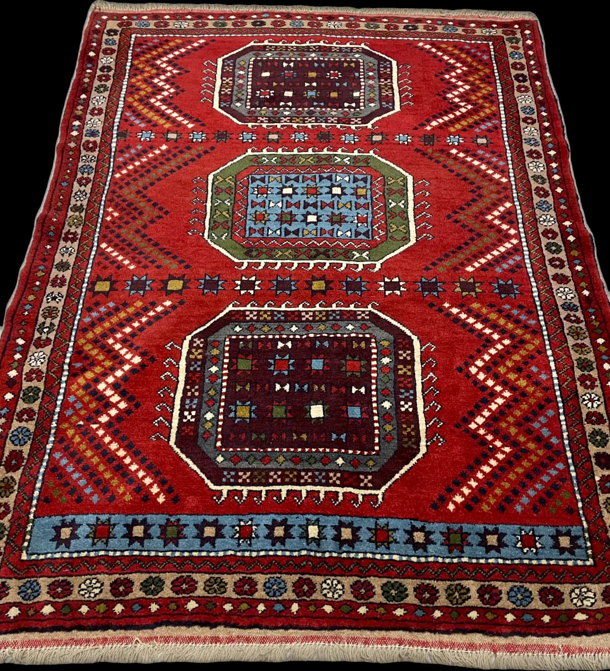Perserteppich Quchan, orientalisch, 130x165 cm, überwiegend in Rot — Perspektive