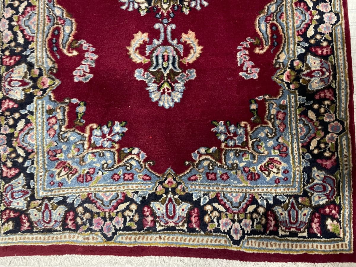 Perserteppich Kerman, orientalisch, 88x145 cm, überwiegend in Rot — Perspektive