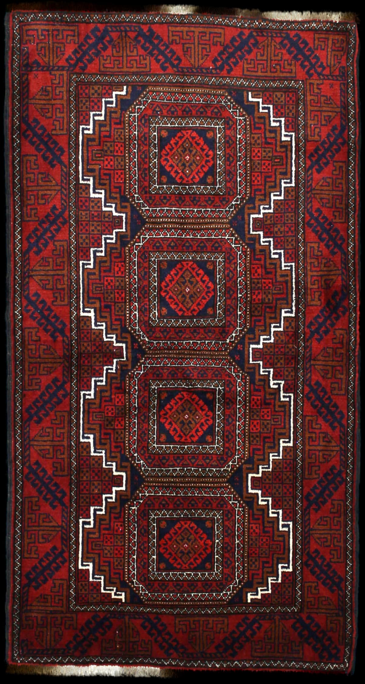 Persian rug of Turkoman style in dimensions 162 centimeters length by 87 centimeters width with mainly red colors — Full view