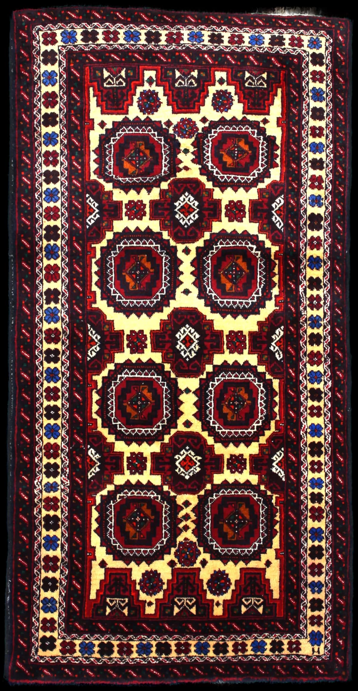 persischer Teppich im Baluch Stil in den Maßen 193 Zentimeter Länge mal 100 Zentimeter Breite mit überwiegend rot und orange Farben