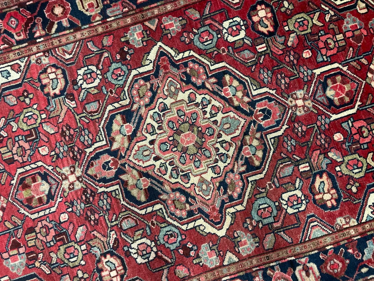 Perserteppich Bakhtiari, orientalisch, 123x202 cm, überwiegend in Rot — Perspektive