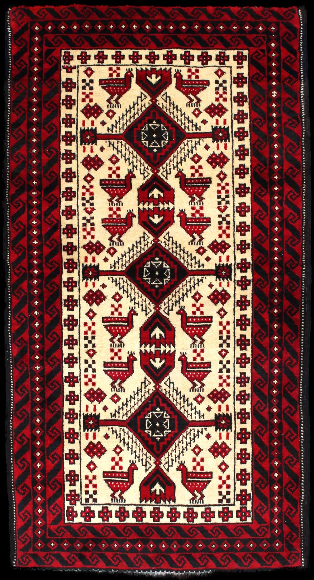 alfombra persa de estilo baluch en dimensiones 187 centímetros de largo por 106 centímetros de ancho con colores principalmente beige y rojo