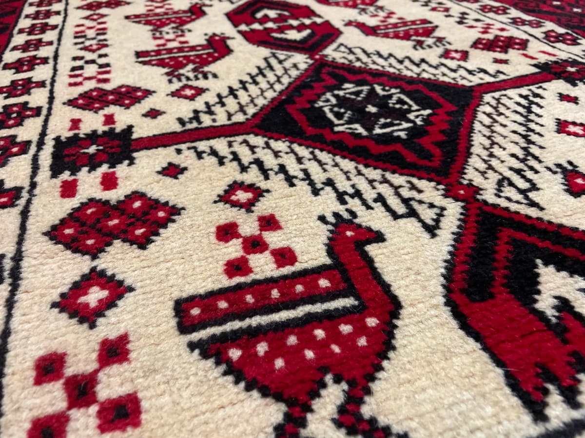 Perserteppich Belutsch, orientalisch, 106x187 cm, überwiegend in Beige und Rot — Nahaufnahme der Textur