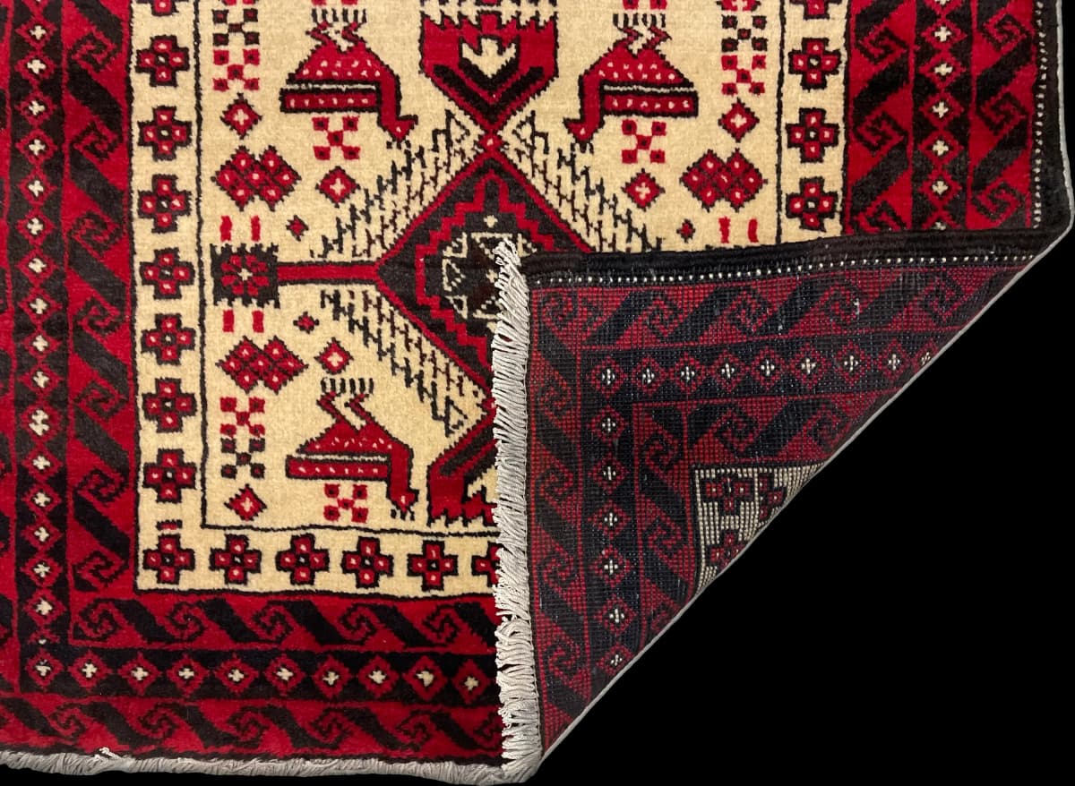 Perserteppich Belutsch, orientalisch, 106x187 cm, überwiegend in Beige und Rot — Gefaltet