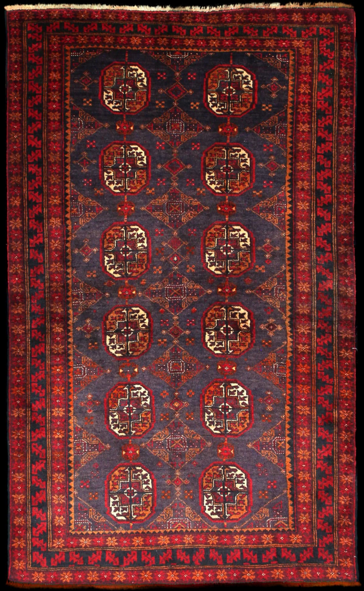 alfombra persa de estilo baluch en dimensiones 188 centímetros de largo por 116 centímetros de ancho con colores principalmente rojo
