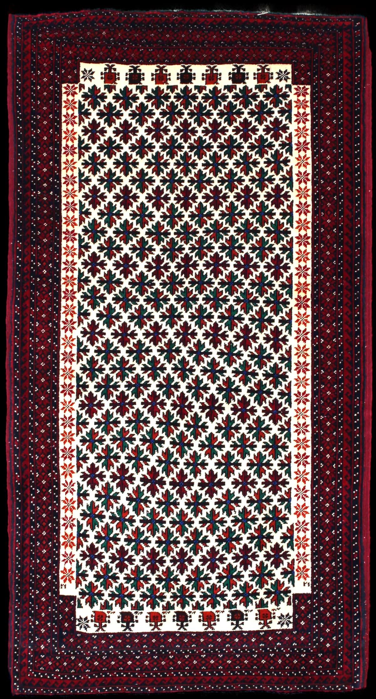 alfombra persa de estilo baluch en dimensiones 182 centímetros de largo por 100 centímetros de ancho con colores principalmente rojo
