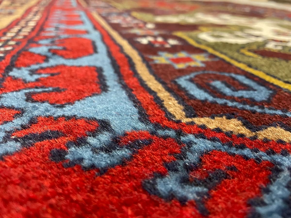 Perserteppich Quchan, orientalisch, 117x172 cm, überwiegend in Rot und Grün — Nahaufnahme der Textur