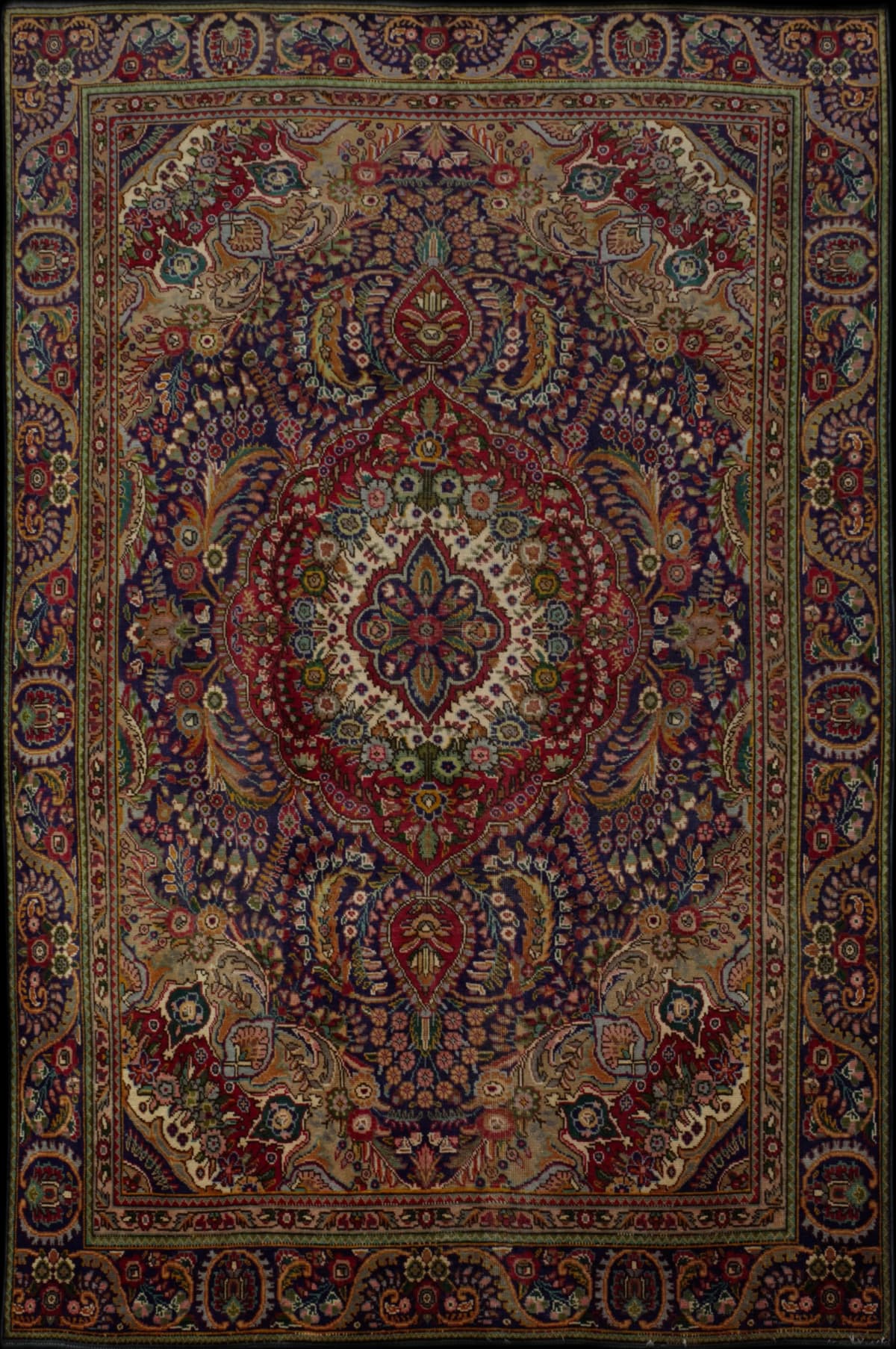 alfombra persa en dimensiones 286 centímetros de largo por 190 centímetros de ancho con colores principalmente rojo y azul