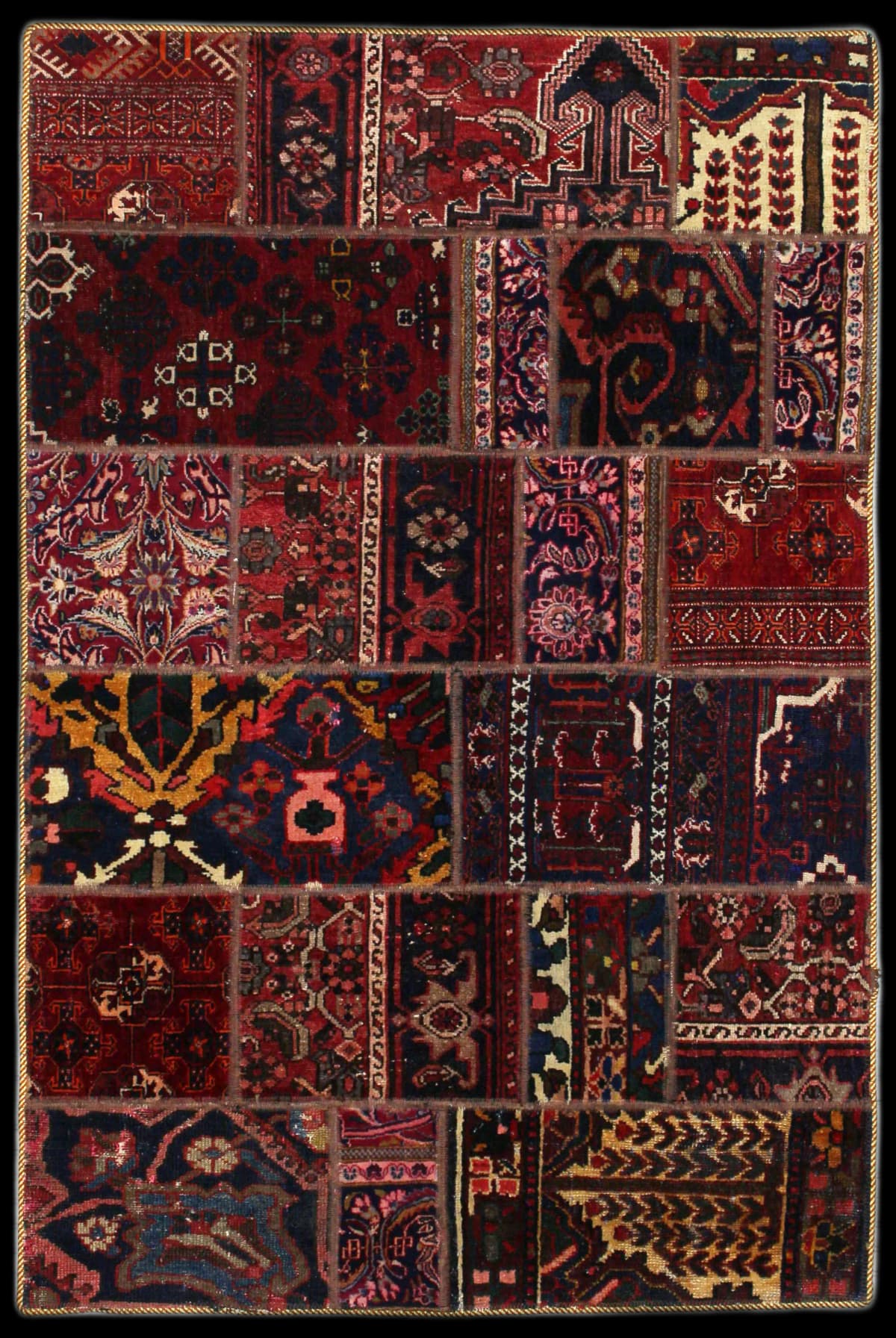alfombra persa de estilo patchwork en dimensiones 179 centímetros de largo por 119 centímetros de ancho con colores principalmente rojo