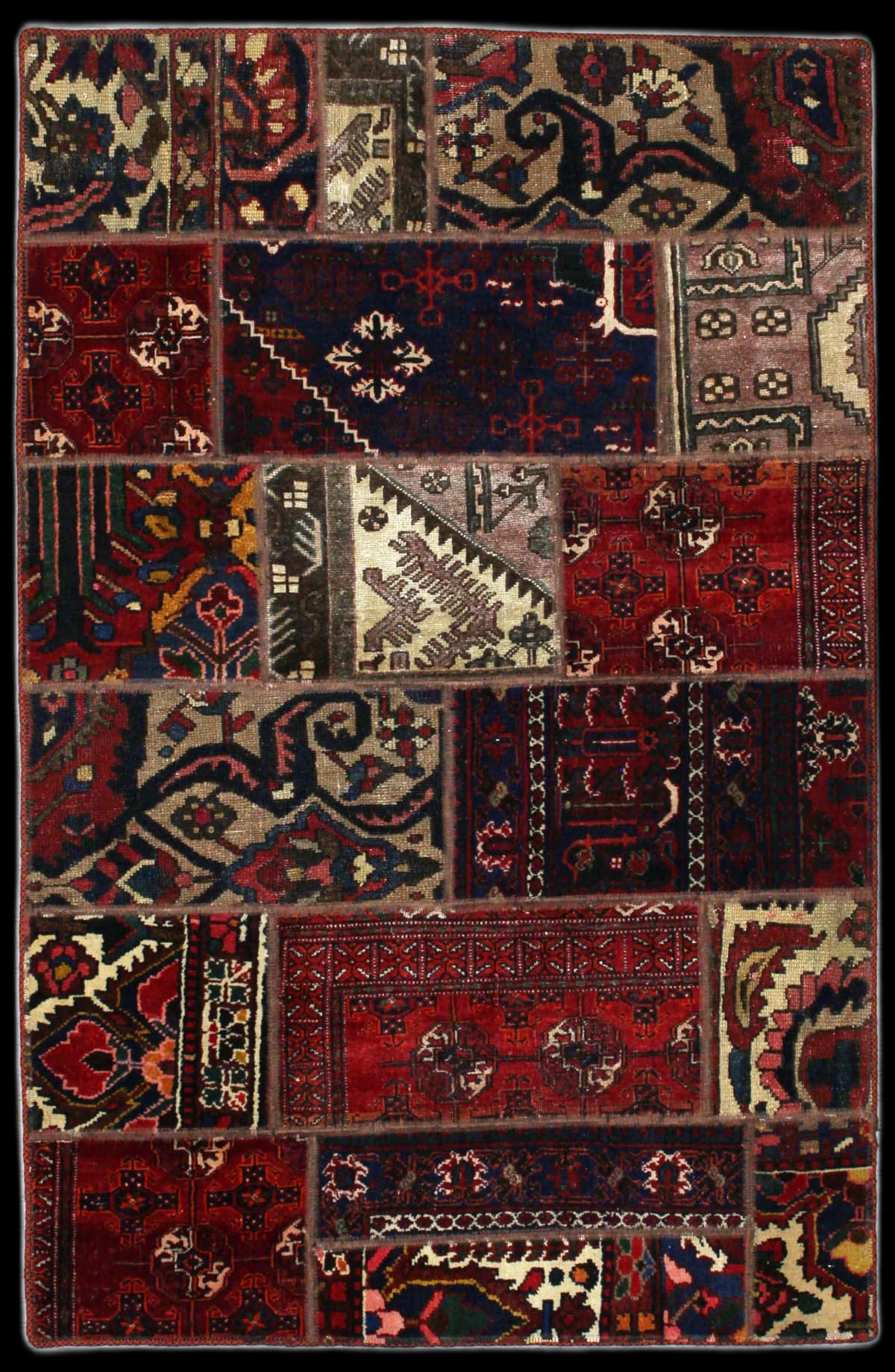 alfombra persa de estilo patchwork en dimensiones 178 centímetros de largo por 115 centímetros de ancho con colores principalmente rojo