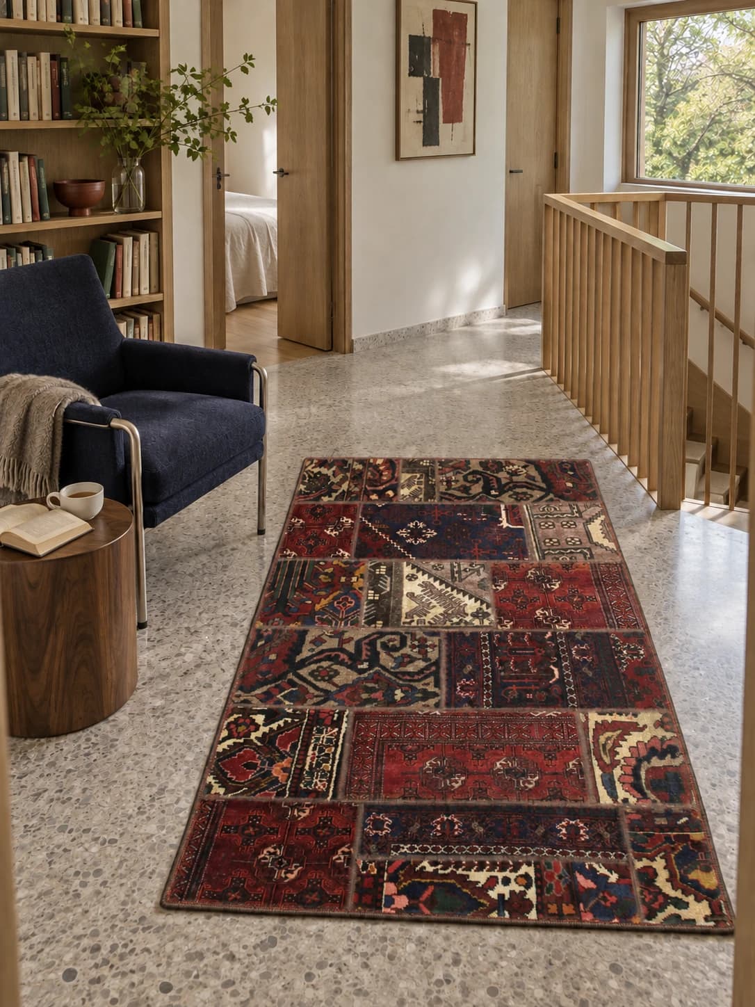 Persischer Patchwork-Teppich Rey, 115x178 cm, überwiegend in Rot — Im Raum