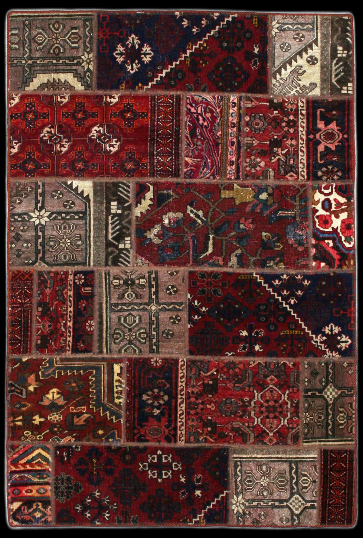 alfombra persa de estilo patchwork en dimensiones 176 centímetros de largo por 118 centímetros de ancho con colores principalmente rojo