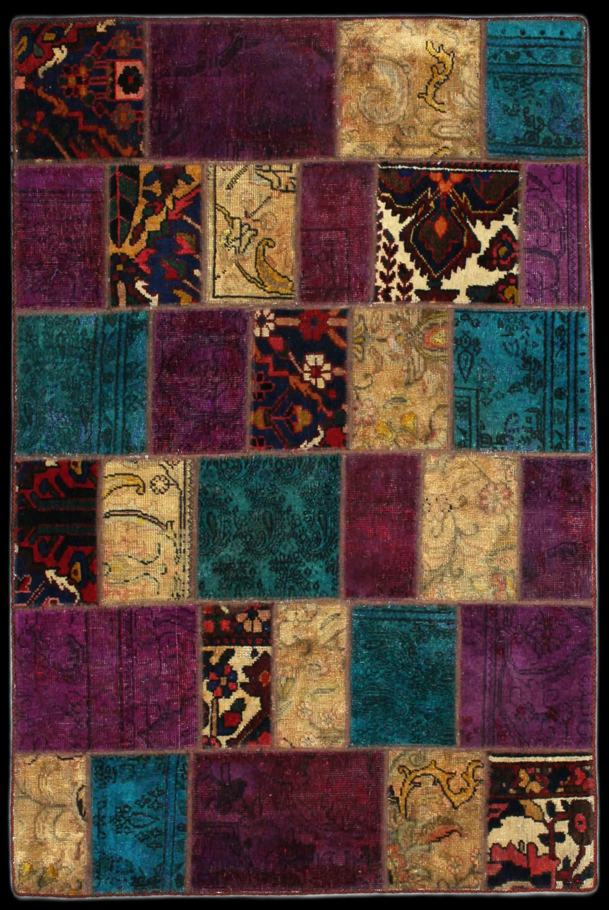 alfombra persa de estilo patchwork en dimensiones 180 centímetros de largo por 120 centímetros de ancho con colores principalmente morado y turquesa