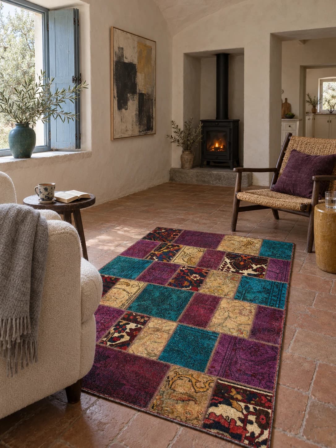 Persischer Patchwork-Teppich Rey, 120x180 cm, überwiegend in Lila und Türkis — Im Raum