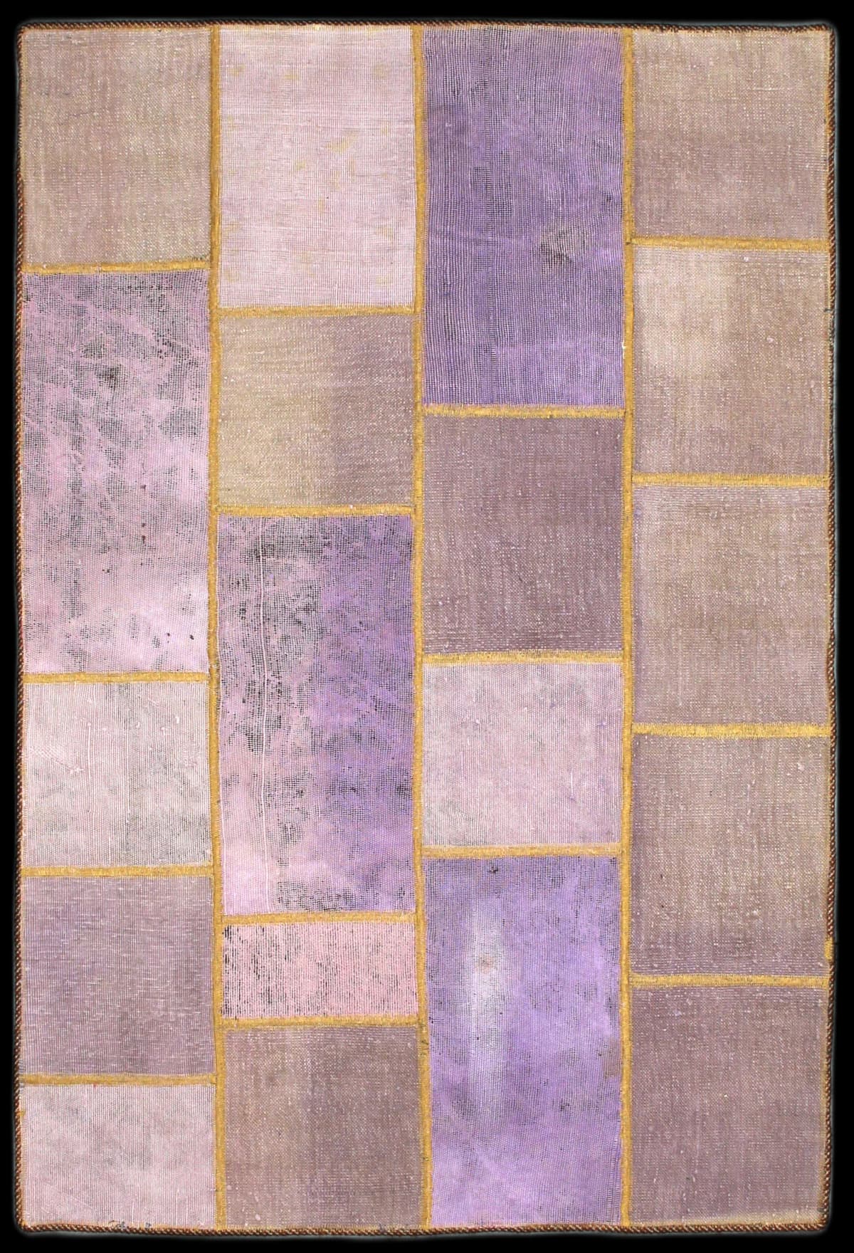 alfombra persa de estilo patchwork en dimensiones 165 centímetros de largo por 119 centímetros de ancho con colores principalmente morado
