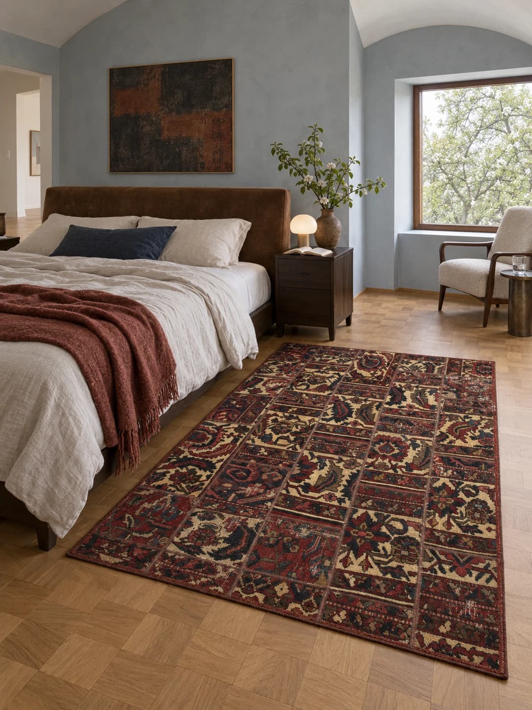 Tapis patchwork persan Rey, 150x207 cm, principalement rouge et beige — Dans une pièce