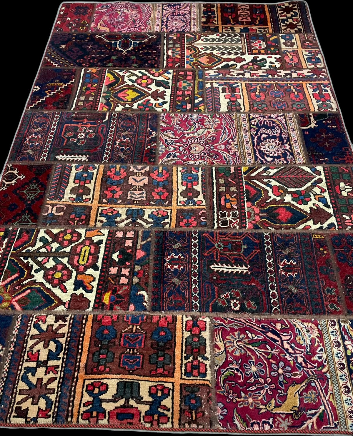 Persischer Patchwork-Teppich Rey, 139x210 cm, überwiegend in Rot — Perspektive