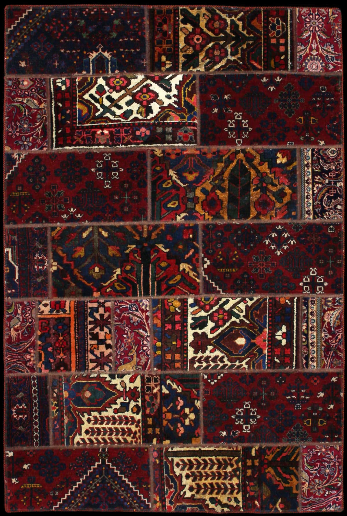 alfombra persa de estilo patchwork en dimensiones 207 centímetros de largo por 136 centímetros de ancho