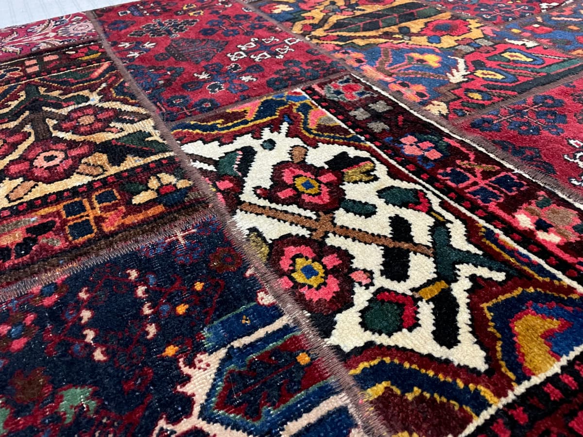 Persischer Patchwork-Teppich Rey, 136x207 cm, überwiegend in Rot — Nahaufnahme der Textur