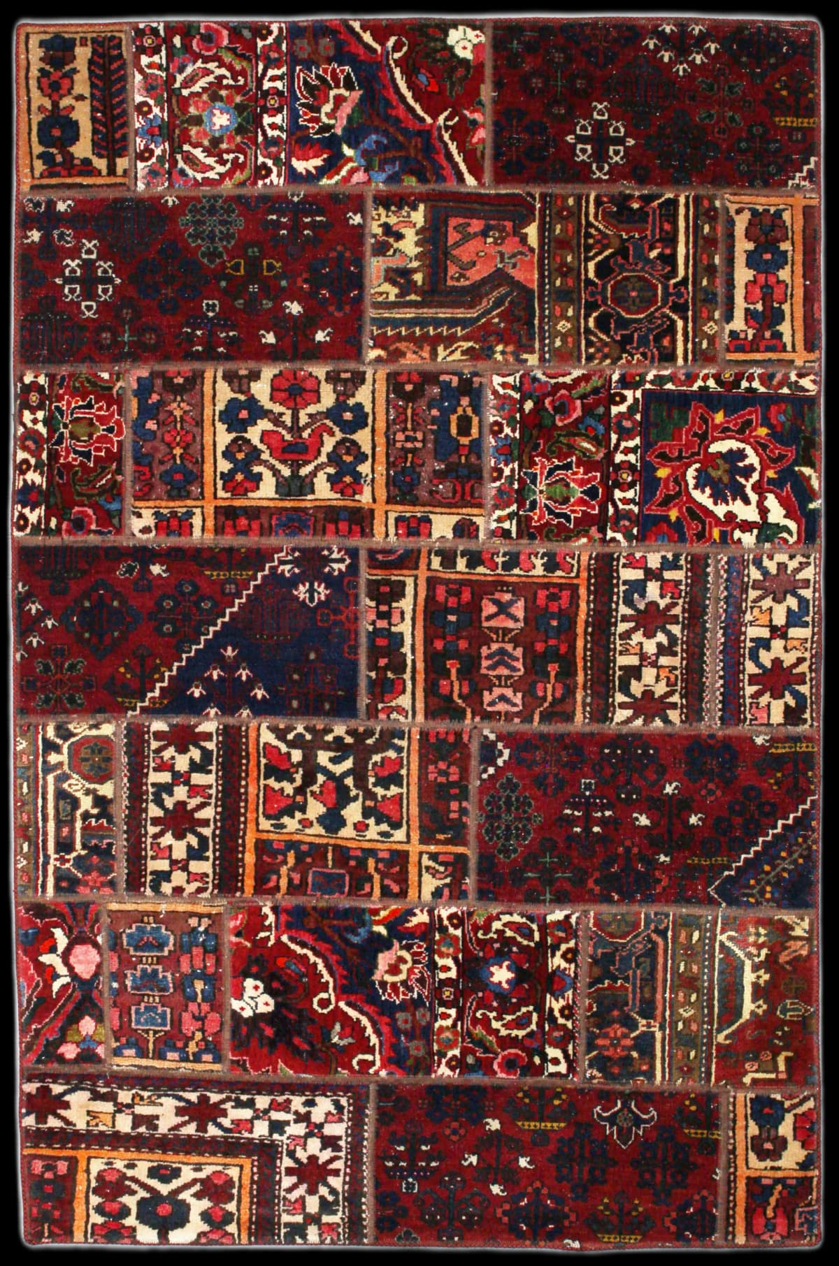 alfombra persa de estilo patchwork en dimensiones 210 centímetros de largo por 137 centímetros de ancho con colores principalmente rojo