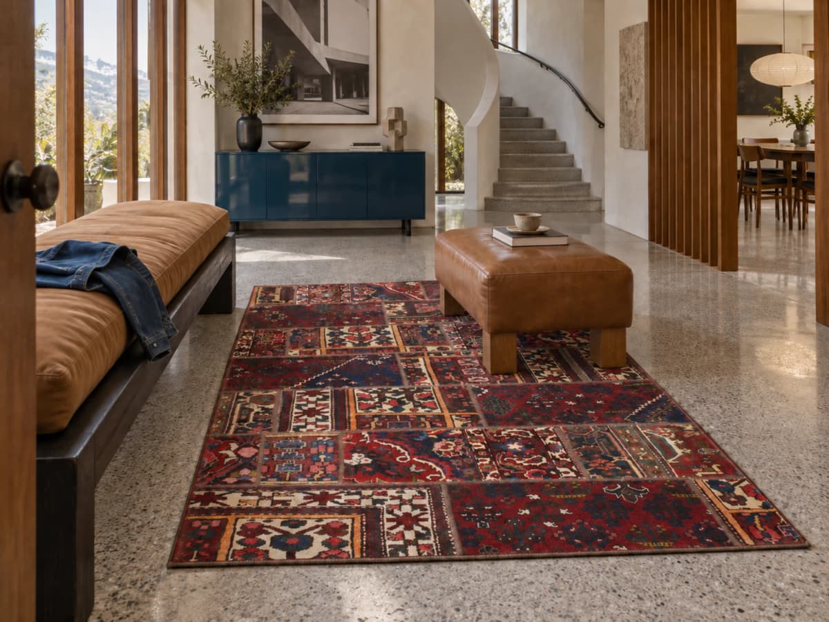 Persischer Patchwork-Teppich Rey, 137x210 cm, überwiegend in Rot — Im Raum