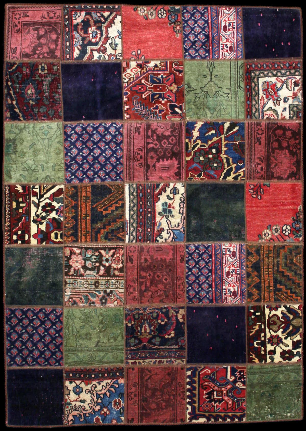 alfombra persa de estilo patchwork en dimensiones 212 centímetros de largo por 151 centímetros de ancho con colores principalmente rojo y verde