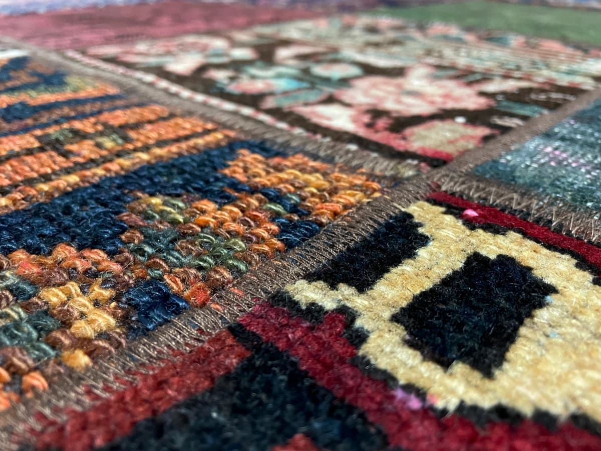 Persischer Patchwork-Teppich Rey, 151x212 cm, überwiegend in Rot und Grün — Nahaufnahme der Textur