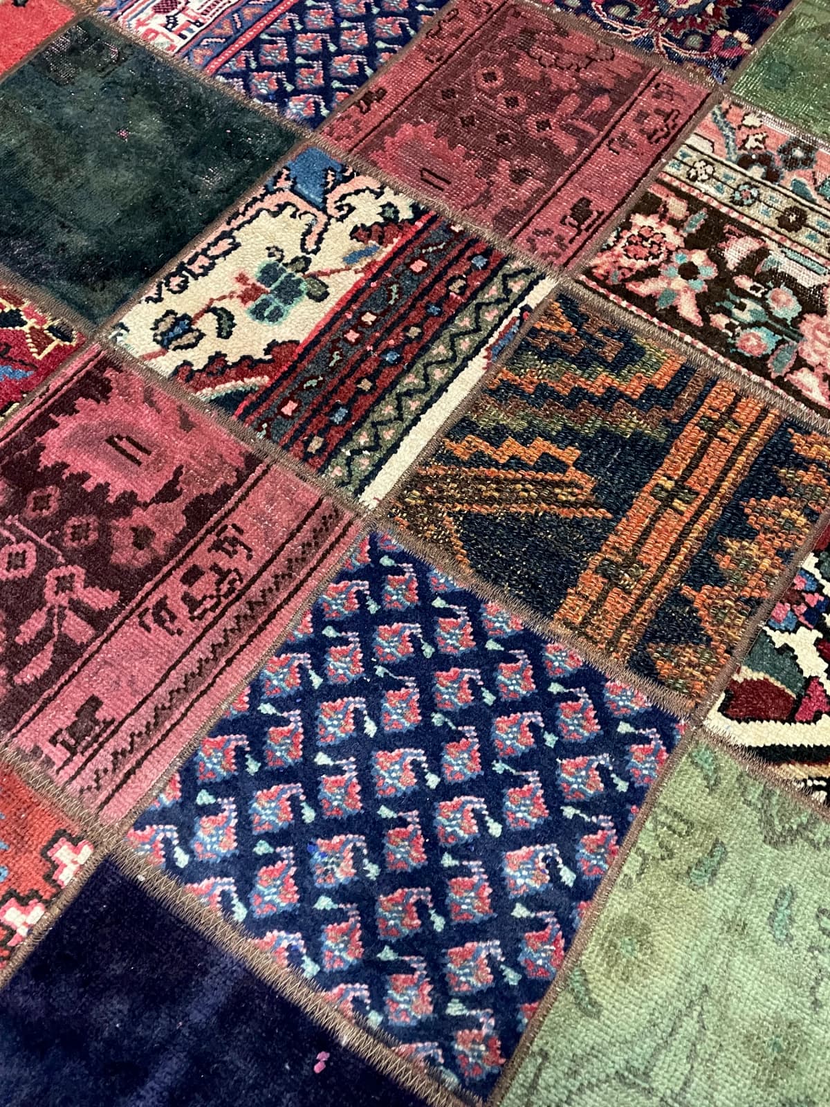 Persischer Patchwork-Teppich Rey, 151x212 cm, überwiegend in Rot und Grün — Nahaufnahme der Textur