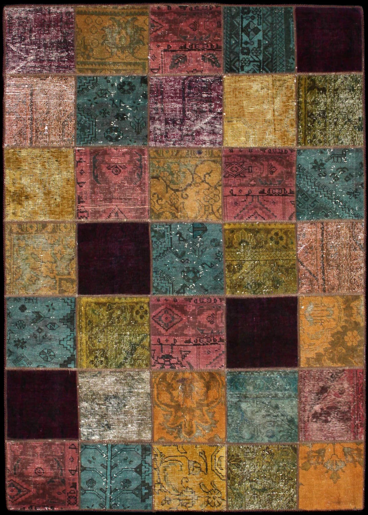 alfombra persa de estilo patchwork en dimensiones 210 centímetros de largo por 150 centímetros de ancho