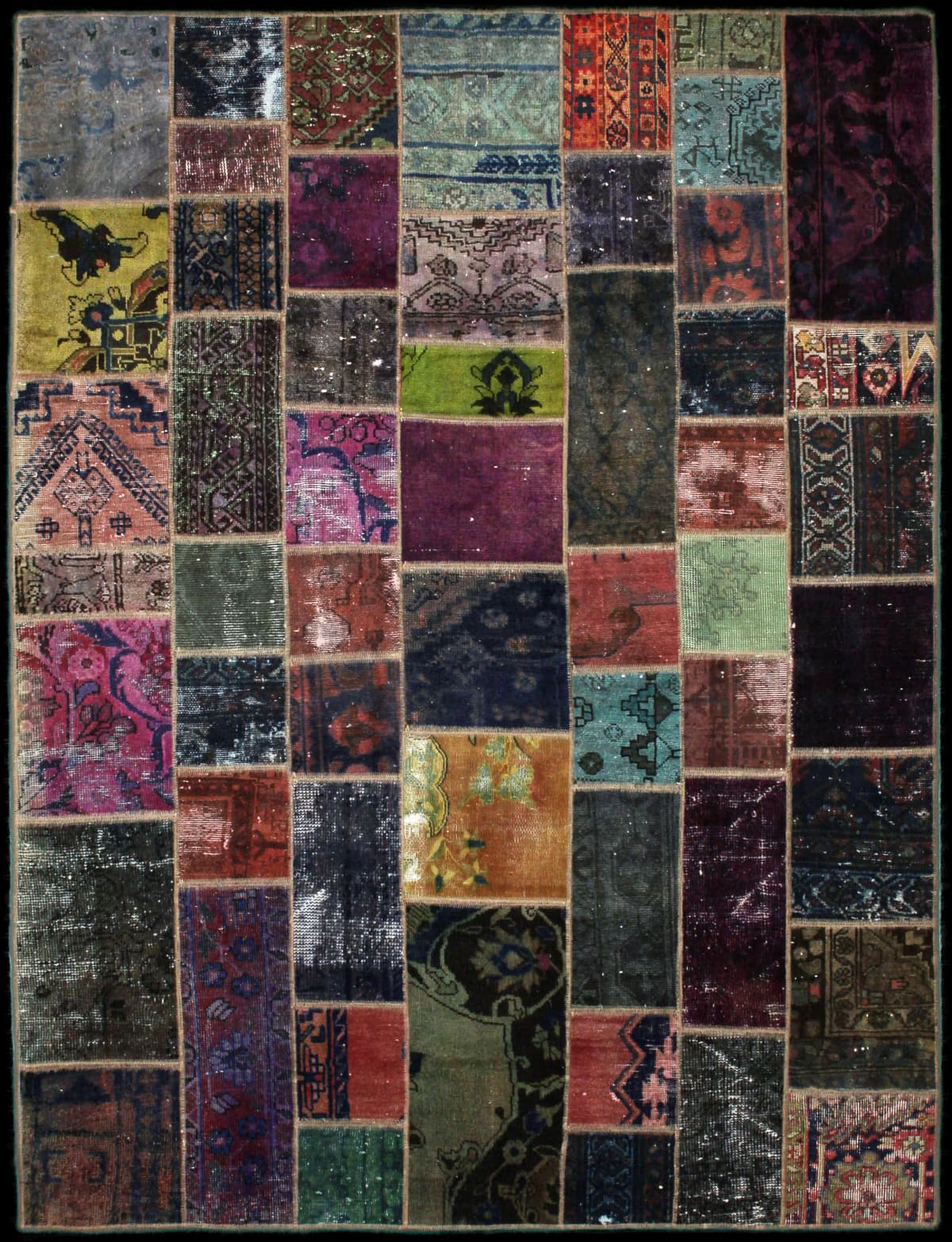 alfombra persa de estilo patchwork en dimensiones 220 centímetros de largo por 168 centímetros de ancho con colores principalmente colorido
