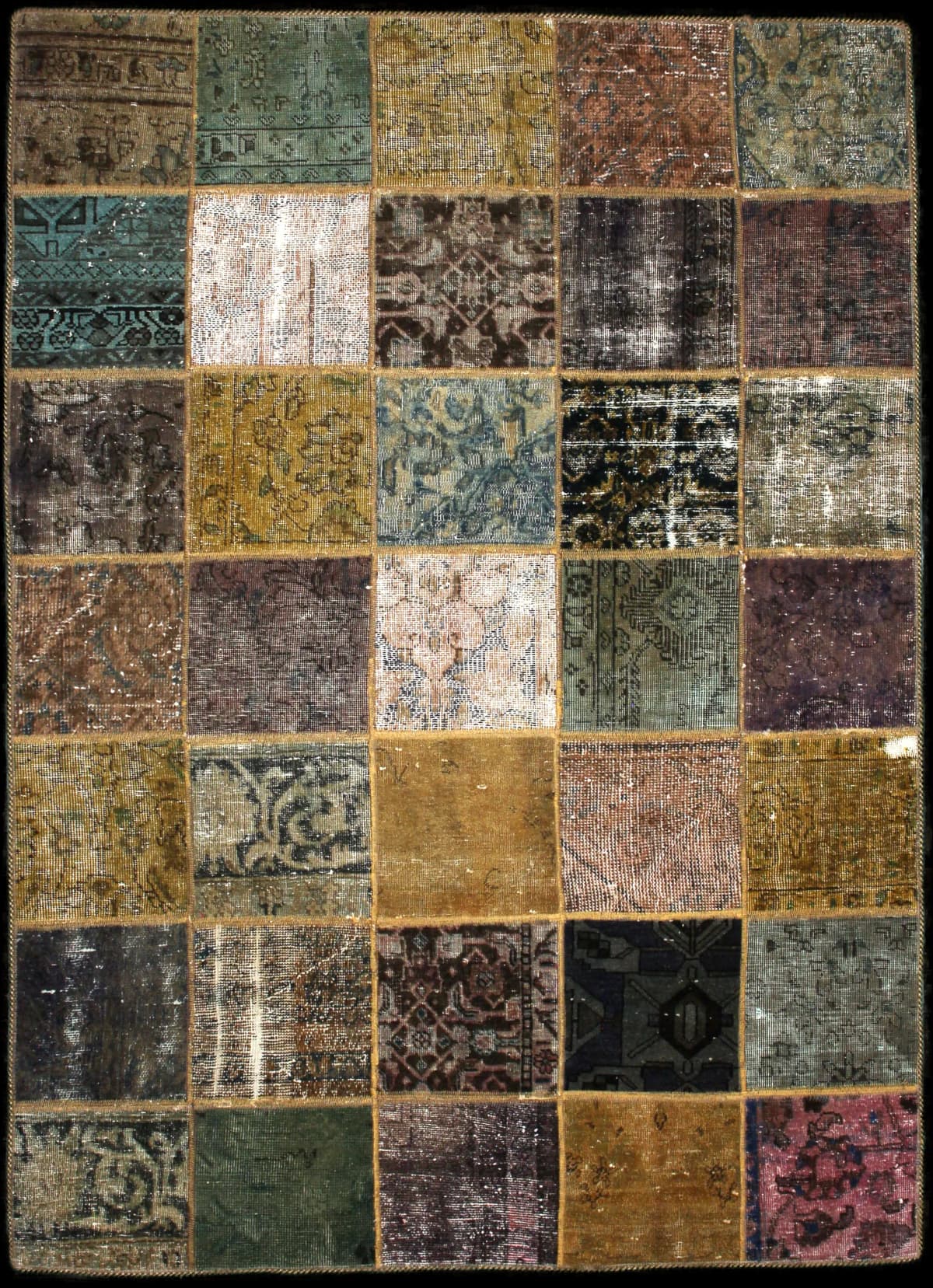 alfombra persa de estilo patchwork en dimensiones 210 centímetros de largo por 151 centímetros de ancho