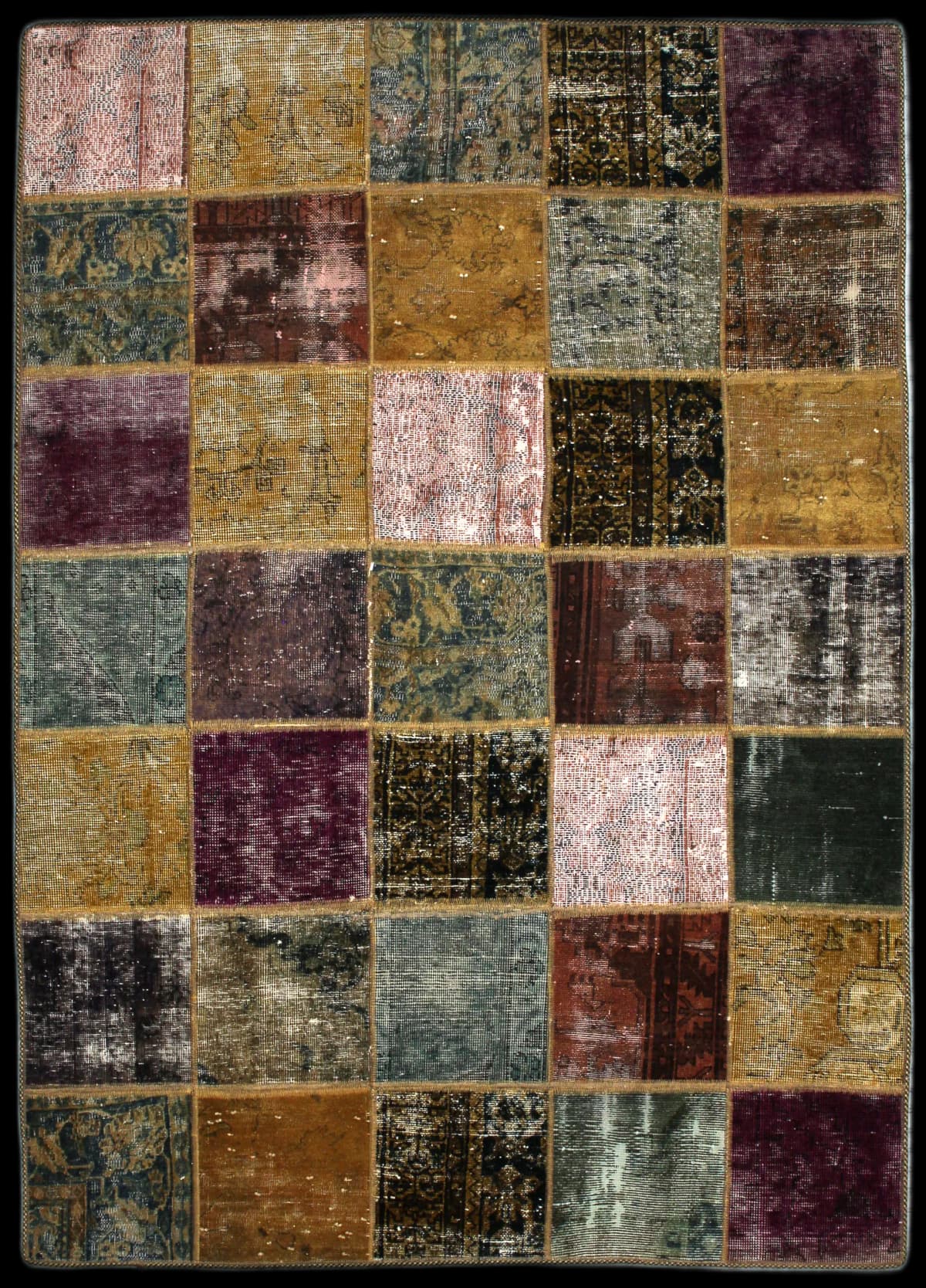 alfombra persa de estilo patchwork en dimensiones 210 centímetros de largo por 152 centímetros de ancho con colores principalmente verde y amarillo
