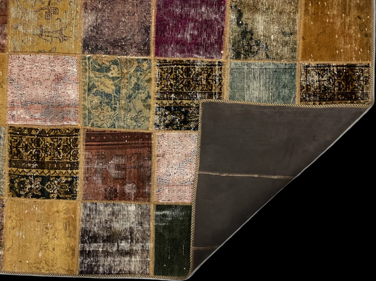 Persischer Patchwork-Teppich Rey, 152x210 cm, überwiegend in Grün und Gelb — Gefaltet