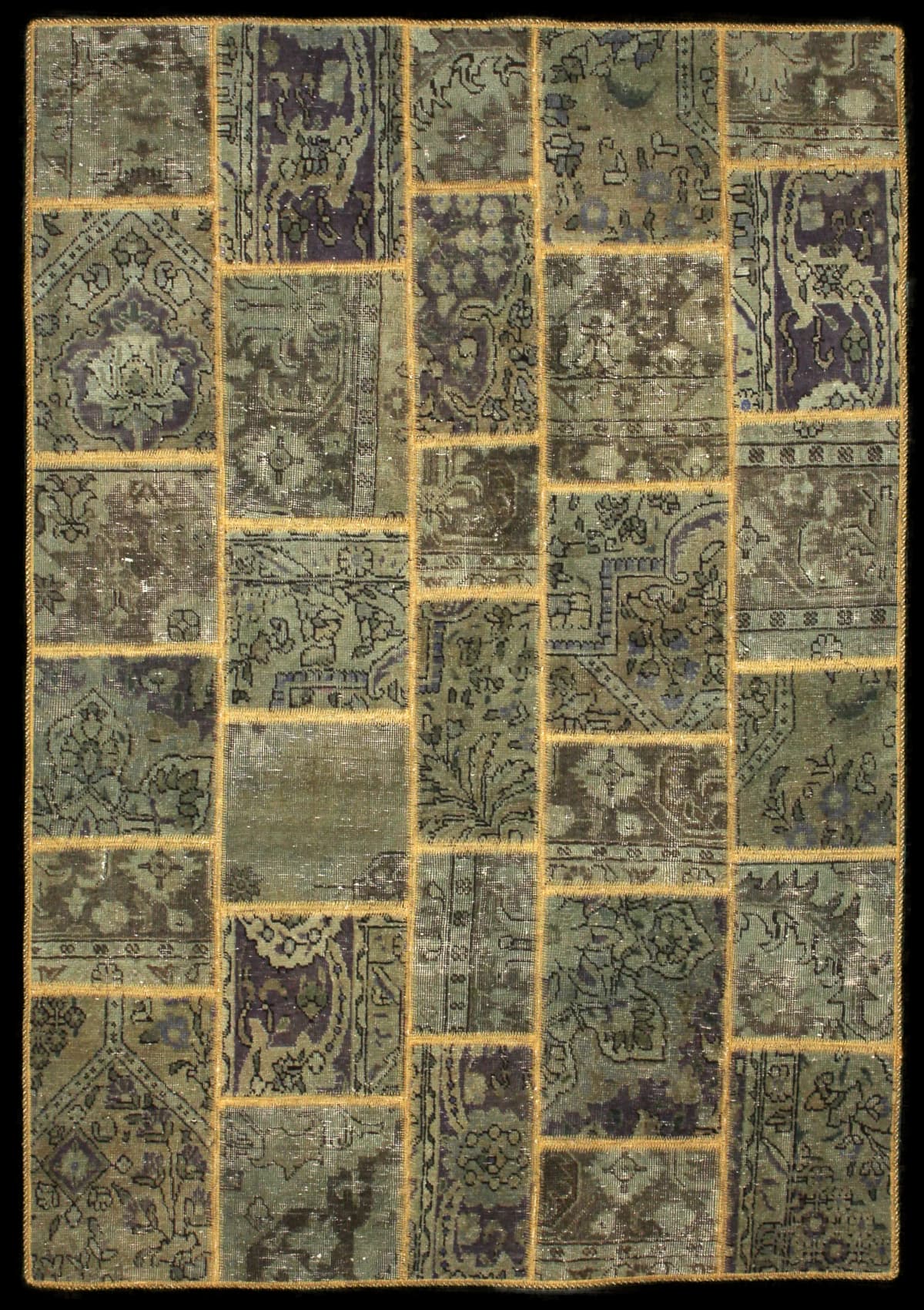 alfombra persa de estilo patchwork en dimensiones 202 centímetros de largo por 140 centímetros de ancho con colores principalmente verde