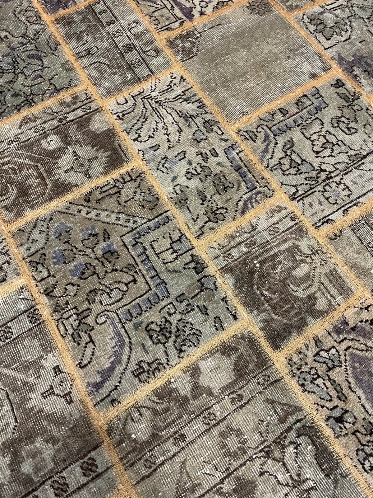 Persischer Patchwork-Teppich Rey, 140x202 cm, überwiegend in Grün — Nahaufnahme der Textur