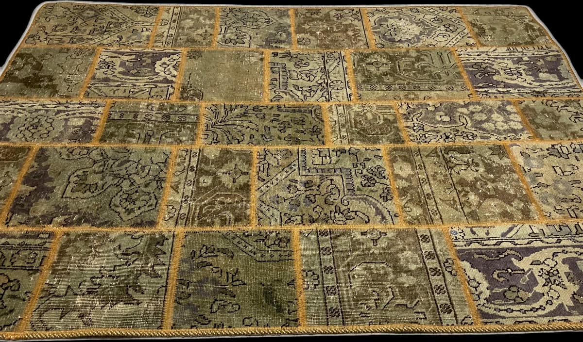 Persischer Patchwork-Teppich Rey, 140x202 cm, überwiegend in Grün — Perspektive