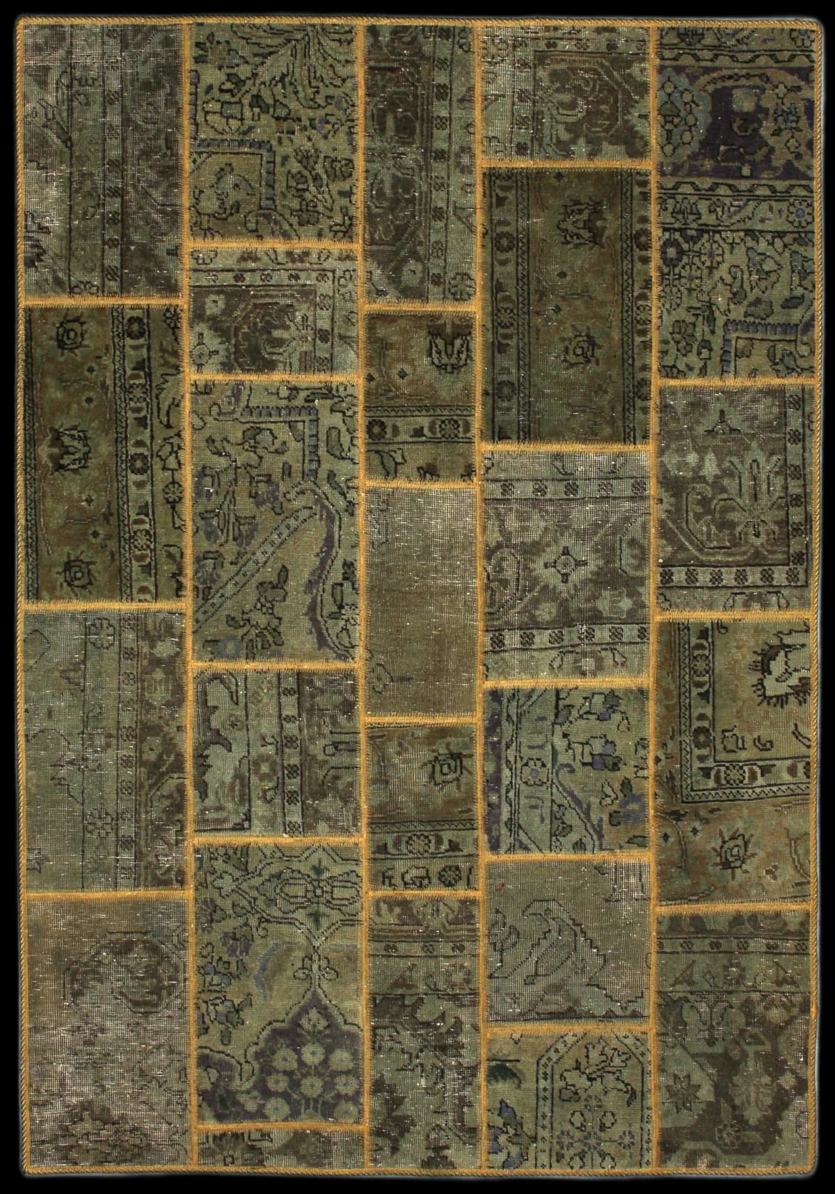 alfombra persa de estilo patchwork en dimensiones 203 centímetros de largo por 140 centímetros de ancho con colores principalmente verde