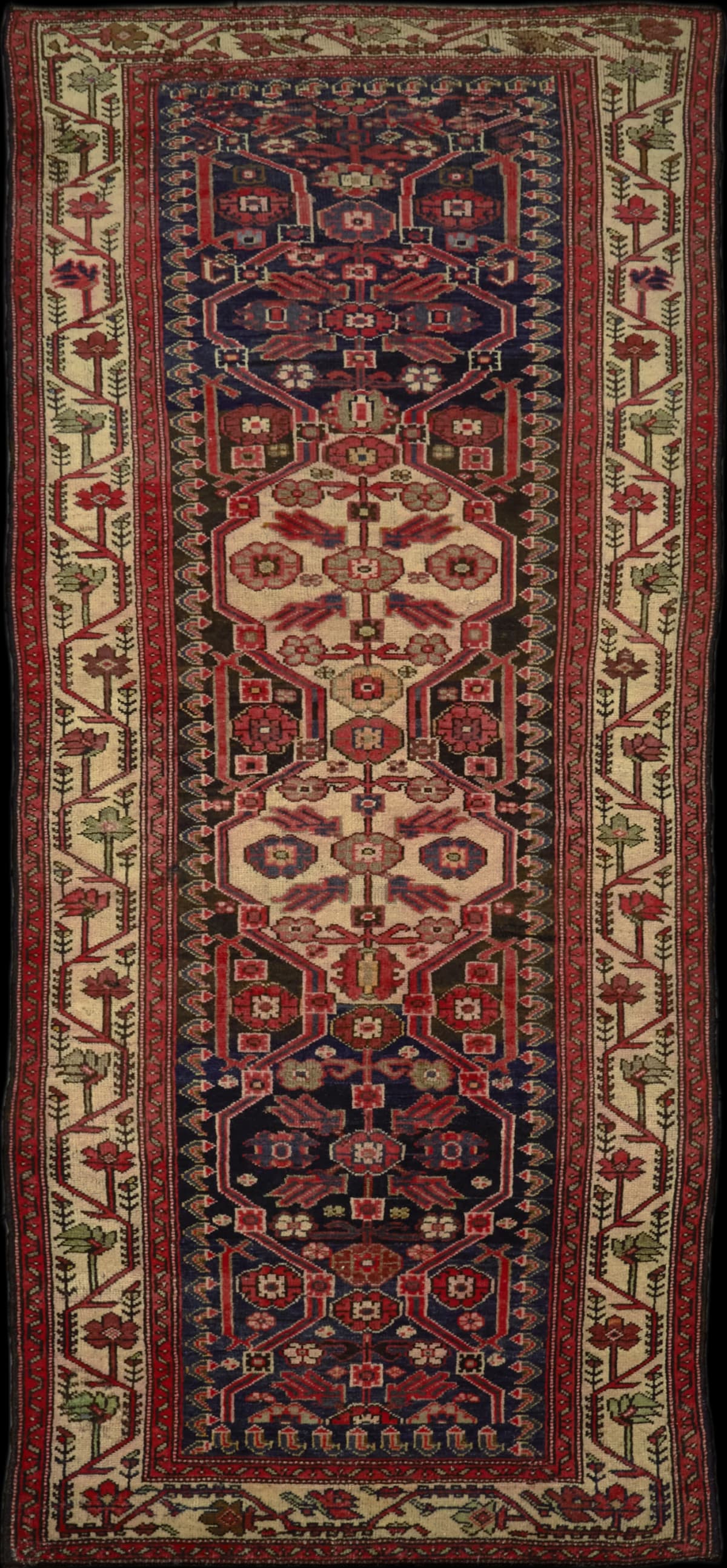 alfombra persa en dimensiones 281 centímetros de largo por 113 centímetros de ancho con colores principalmente rojo y beige