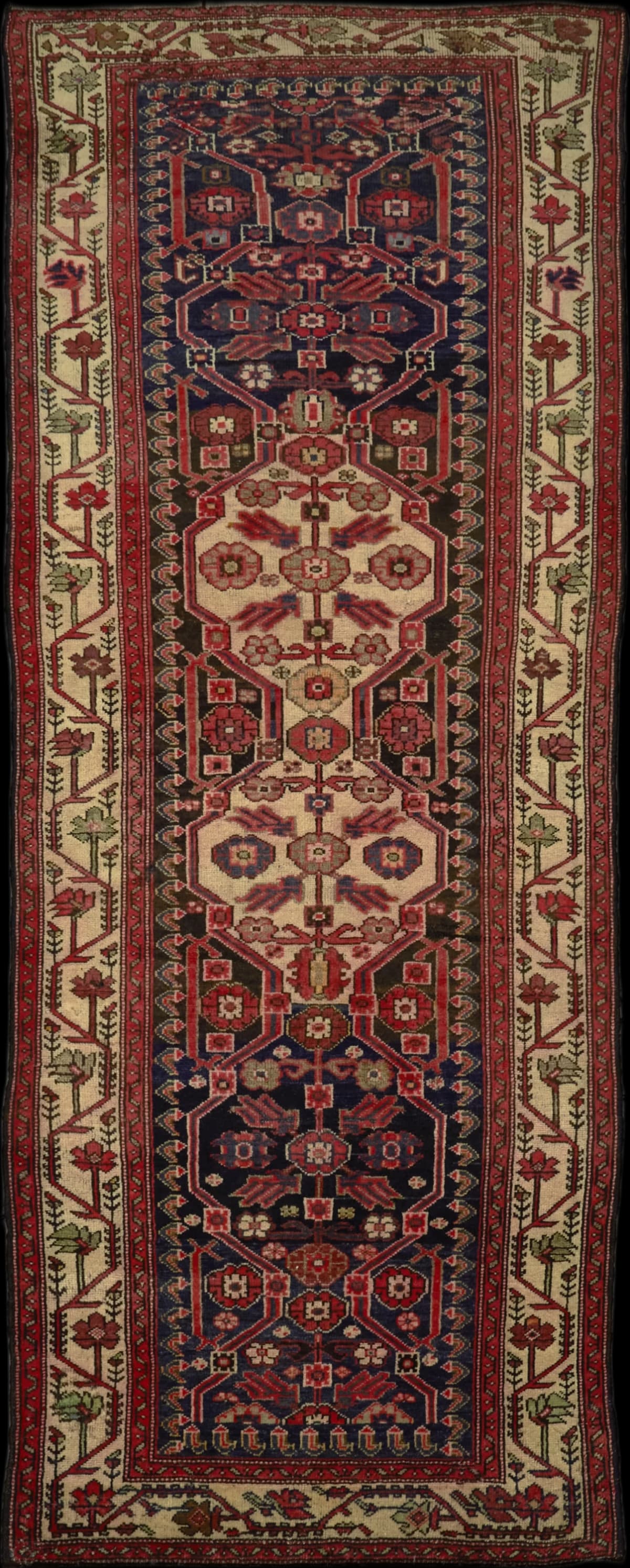 persischer Teppich in den Maßen 281 Zentimeter Länge mal 113 Zentimeter Breite mit überwiegend rot und beige Farben