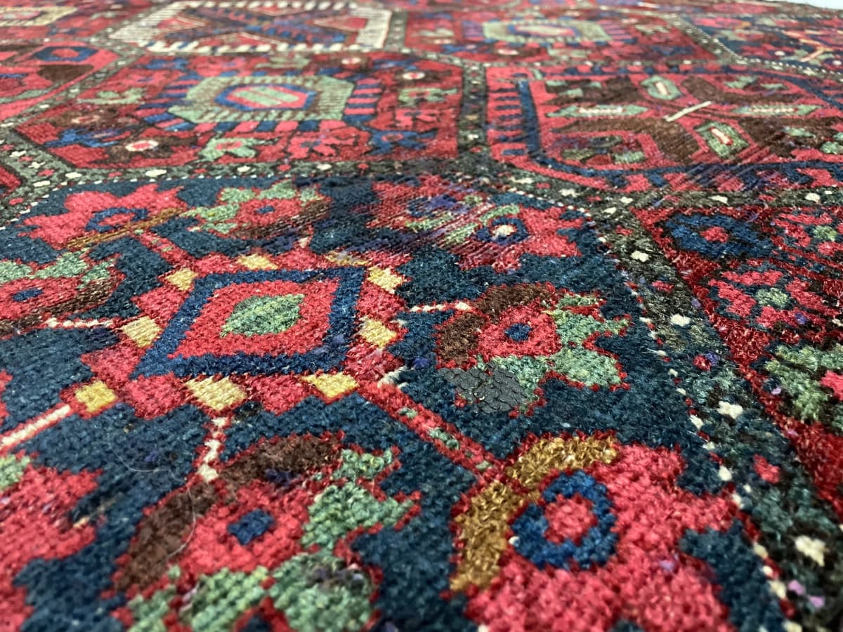 Tapis persan bakhtiari, oriental, 105x220 cm, principalement rouge et bleu — Gros plan de la texture